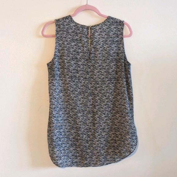 Lightweight Sleeveless Blouse - Picture 3 of 6